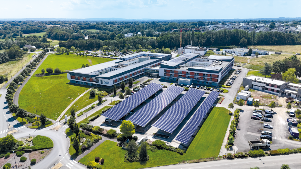 Hôpital en Mayenne avec un parking couvert de panneau solaire